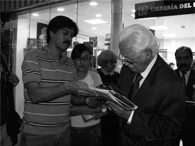 Alí Chumacero en la inauguración de la librería que lleva su nombre en la terminal 2 del Aeropuerto de la ciudad de México